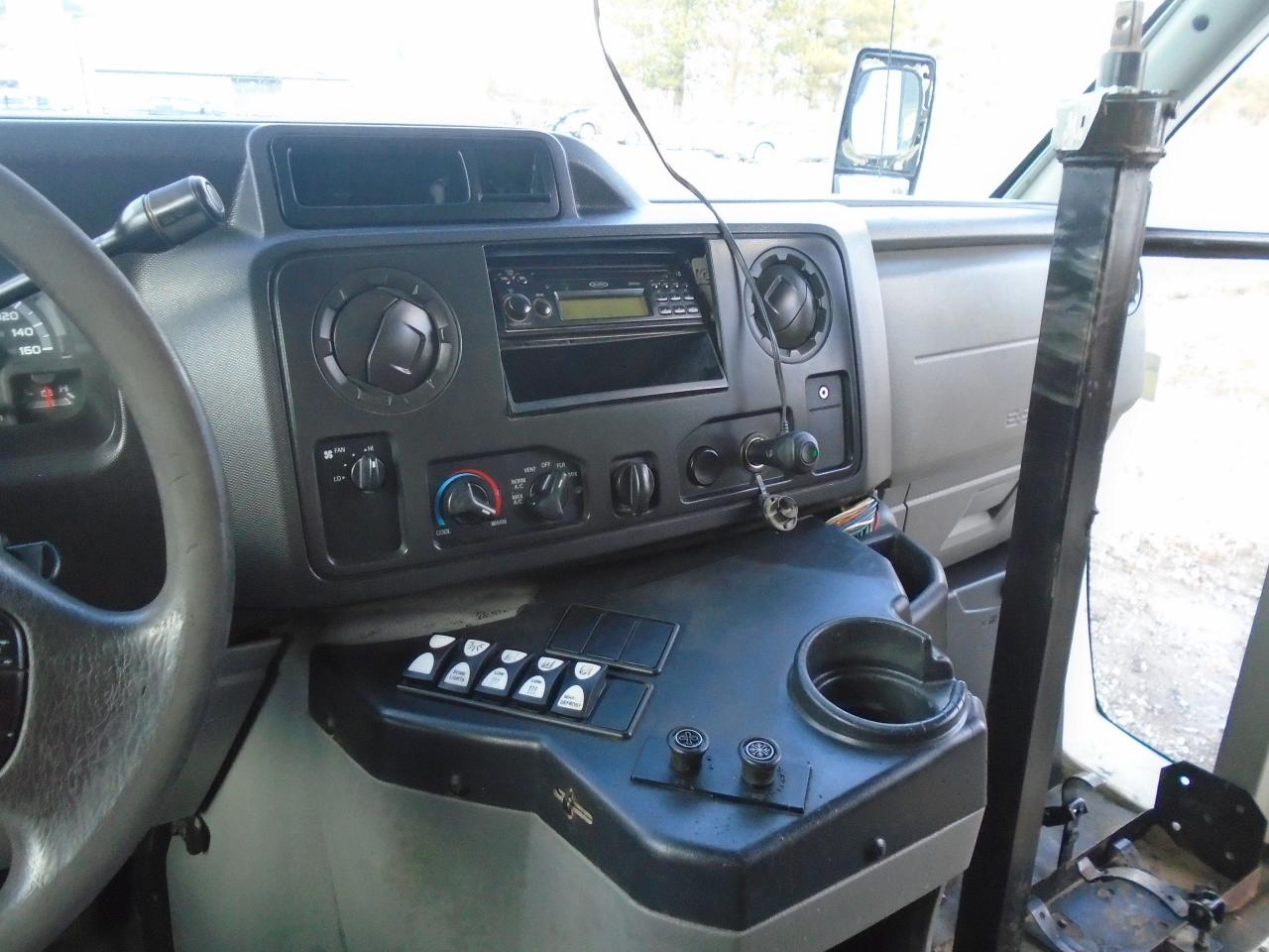 2013 Ford Econoline E-450 Super Duty 158  DRW - Photo #13