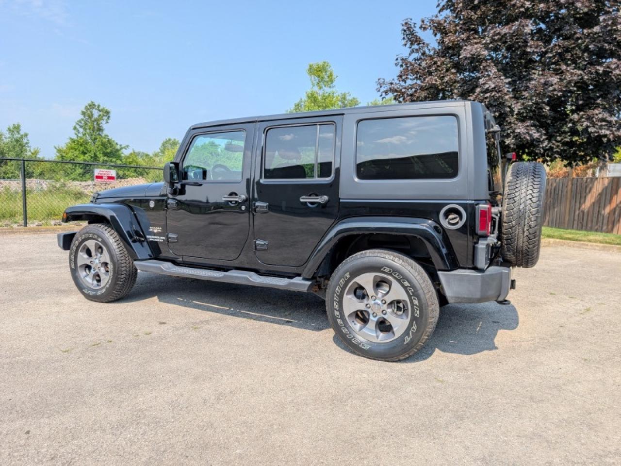 2017 Jeep Wrangler Unlimited Sahara  **TRAILER TOW GROUP** Photo2