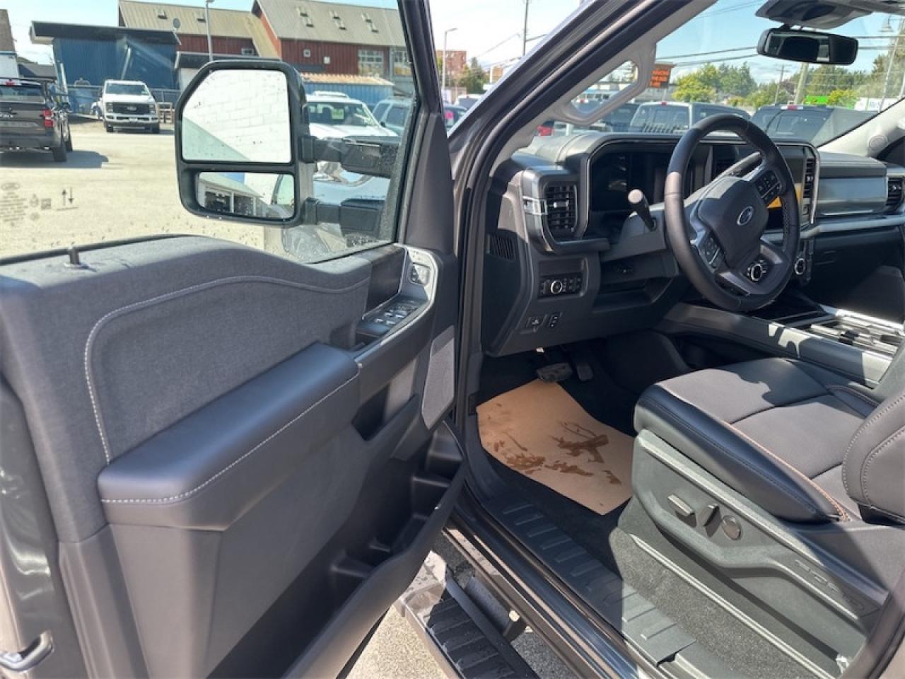 2025 Ford F-350 Super Duty LARIAT  - Moonroof Photo5