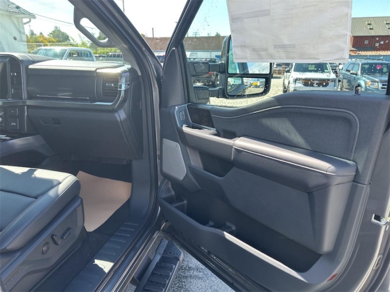 2025 Ford F-350 Super Duty LARIAT  - Moonroof Photo5