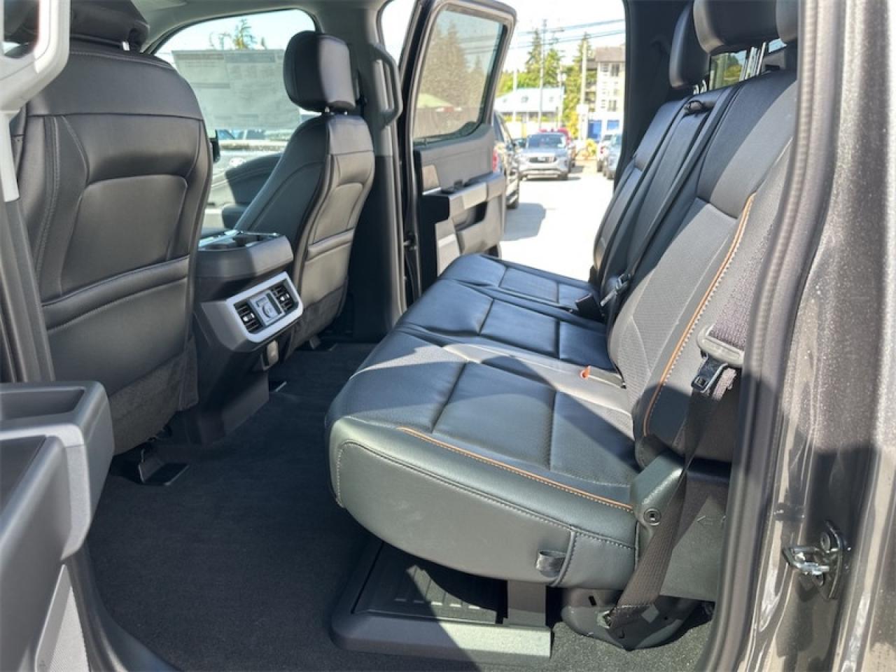 2025 Ford F-350 Super Duty LARIAT  - Moonroof Photo5