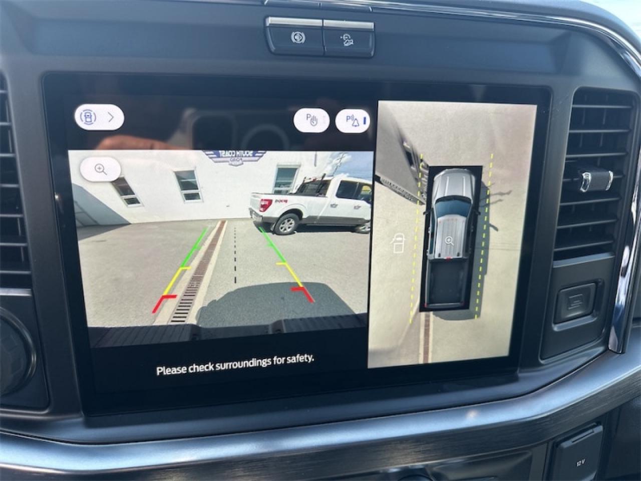 2025 Ford F-350 Super Duty LARIAT  - Moonroof Photo5