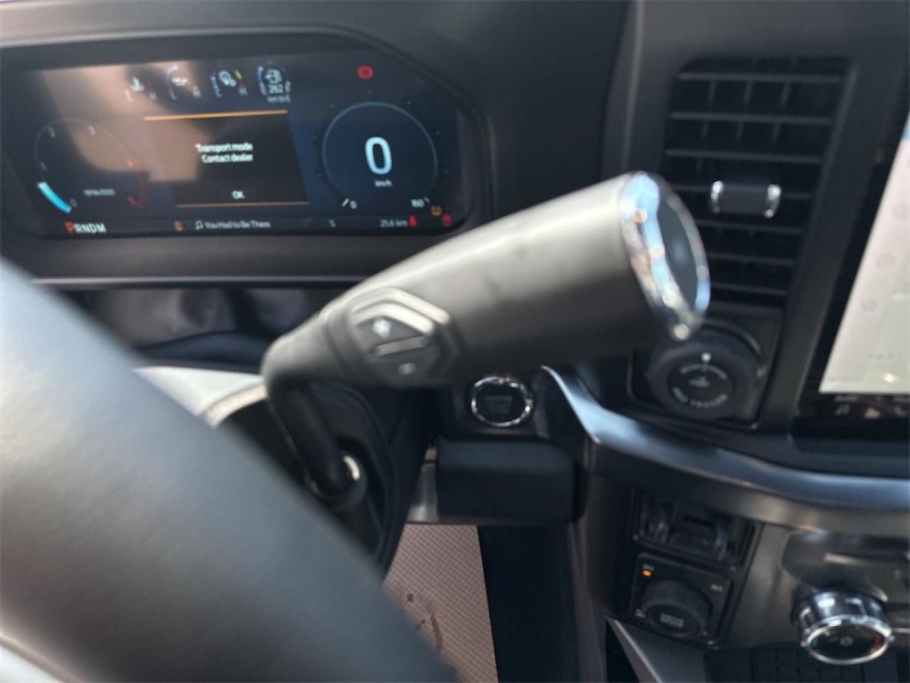 2025 Ford F-350 Super Duty LARIAT  - Moonroof Photo5