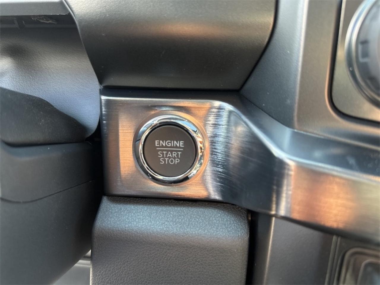 2025 Ford F-350 Super Duty LARIAT  - Moonroof Photo5