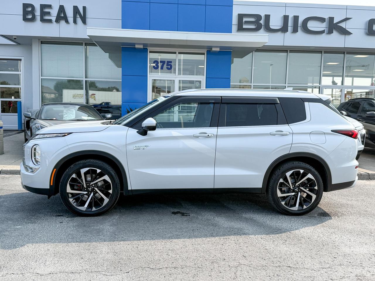 2023 Mitsubishi Outlander Plug-In Hybrid SEL 2.4L 4 CYL WITH REMOTE START/ENTRY, HEATED SEATS, HEATED STEERING WHEEL, SUNROOF, LEATHER SEATS, POWER LIFTGATE, BOSE SOUND SYSTEM, APPLE CARPLAY AND ANDROID AUTO Photo5