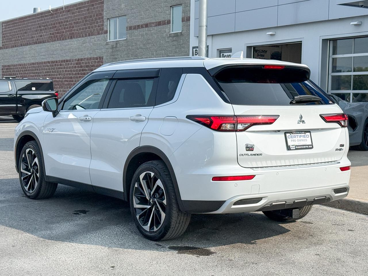 2023 Mitsubishi Outlander Plug-In Hybrid SEL 2.4L 4 CYL WITH REMOTE START/ENTRY, HEATED SEATS, HEATED STEERING WHEEL, SUNROOF, LEATHER SEATS, POWER LIFTGATE, BOSE SOUND SYSTEM, APPLE CARPLAY AND ANDROID AUTO Photo