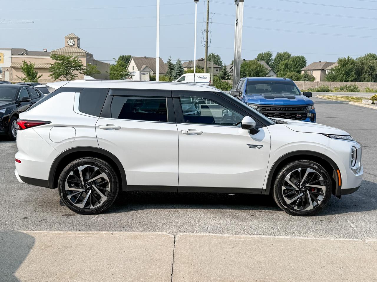 2023 Mitsubishi Outlander Plug-In Hybrid SEL 2.4L 4 CYL WITH REMOTE START/ENTRY, HEATED SEATS, HEATED STEERING WHEEL, SUNROOF, LEATHER SEATS, POWER LIFTGATE, BOSE SOUND SYSTEM, APPLE CARPLAY AND ANDROID AUTO Photo