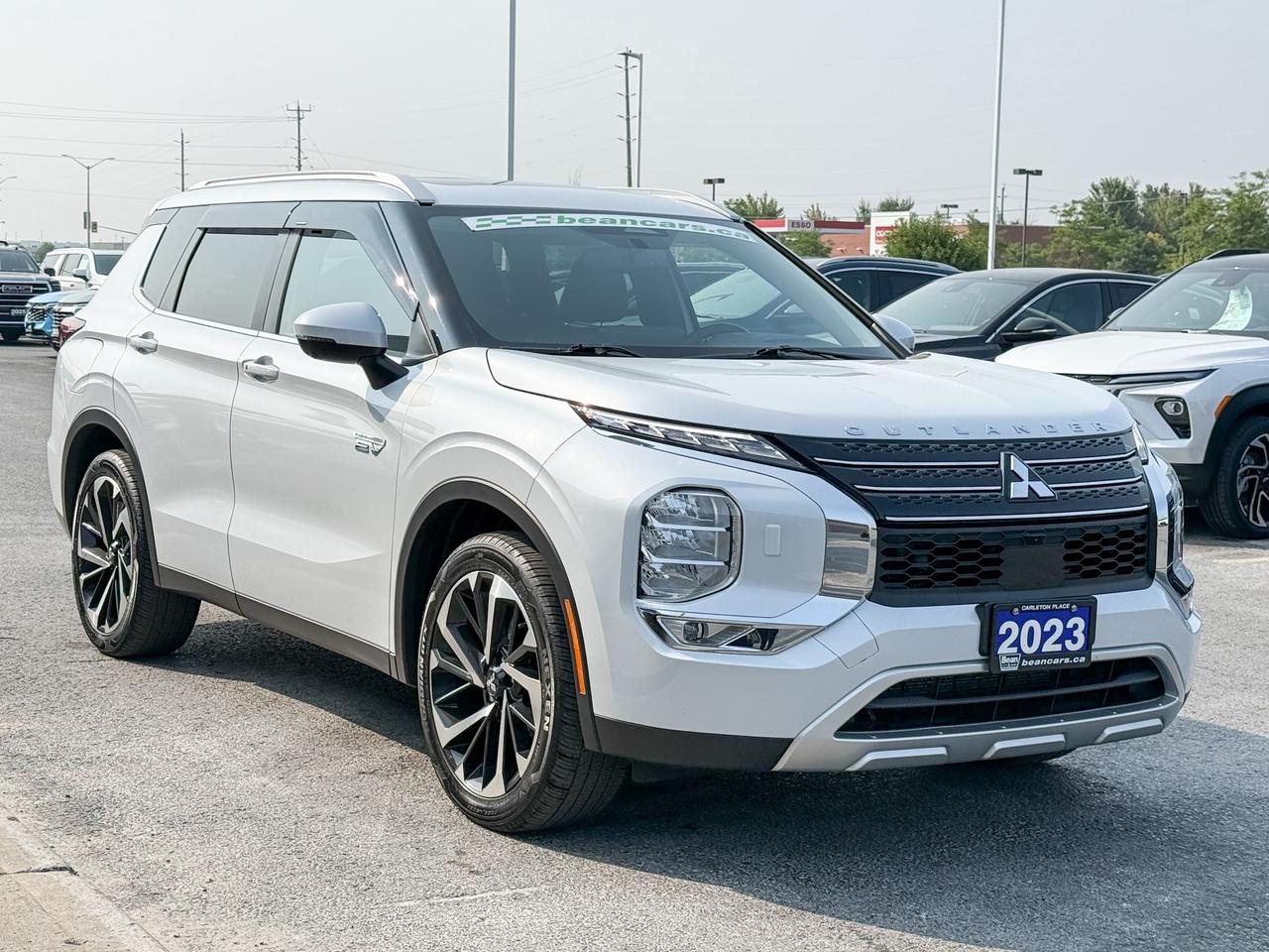 2023 Mitsubishi Outlander Plug-In Hybrid SEL 2.4L 4 CYL WITH REMOTE START/ENTRY, HEATED SEATS, HEATED STEERING WHEEL, SUNROOF, LEATHER SEATS, POWER LIFTGATE, BOSE SOUND SYSTEM, APPLE CARPLAY AND ANDROID AUTO Photo
