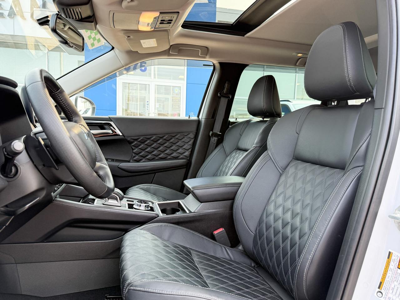 2023 Mitsubishi Outlander Plug-In Hybrid SEL 2.4L 4 CYL WITH REMOTE START/ENTRY, HEATED SEATS, HEATED STEERING WHEEL, SUNROOF, LEATHER SEATS, POWER LIFTGATE, BOSE SOUND SYSTEM, APPLE CARPLAY AND ANDROID AUTO Photo