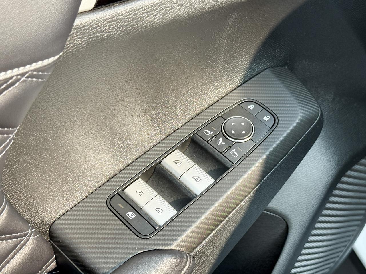 2023 Mitsubishi Outlander Plug-In Hybrid SEL 2.4L 4 CYL WITH REMOTE START/ENTRY, HEATED SEATS, HEATED STEERING WHEEL, SUNROOF, LEATHER SEATS, POWER LIFTGATE, BOSE SOUND SYSTEM, APPLE CARPLAY AND ANDROID AUTO Photo
