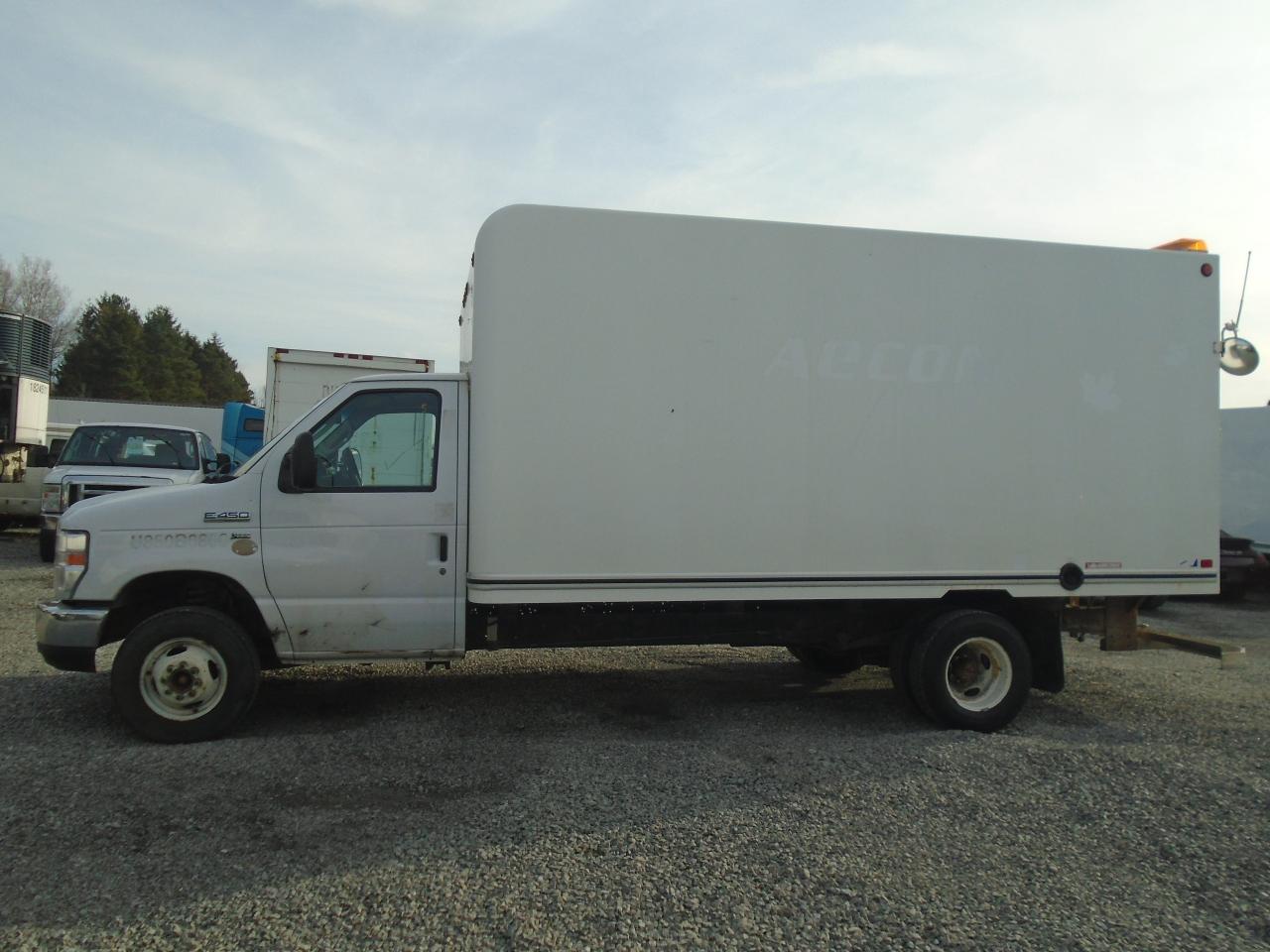 2018 Ford E-Series Cutaway E-450 DRW 176 WB Photo4