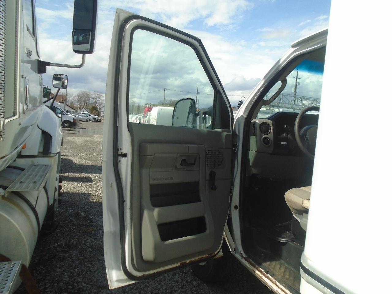 2018 Ford E-Series Cutaway E-450 DRW 176 WB - Photo #10