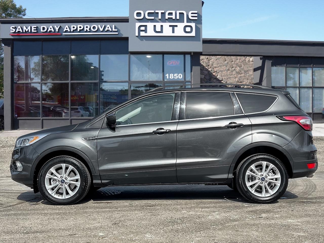 2018 Ford Escape SEL 4WD Photo2
