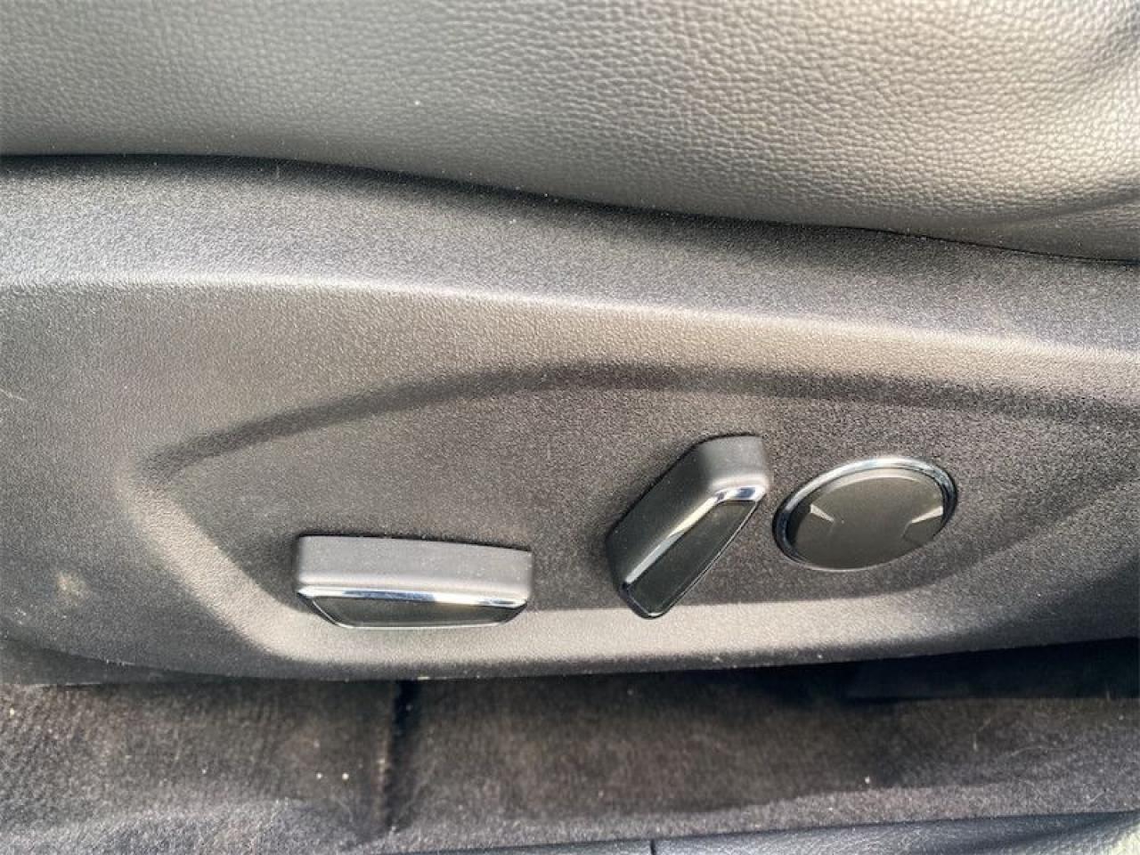 2020 Ford Fusion Hybrid Titanium  - Leather Seats Photo5