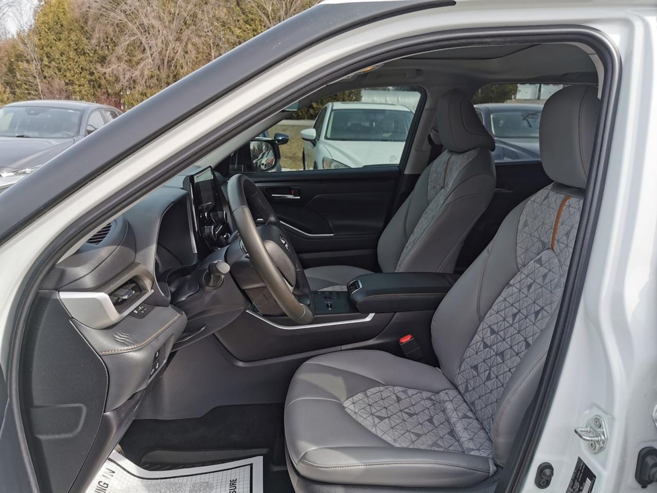 2023 Toyota Highlander HYBRID AWD - Photo #10