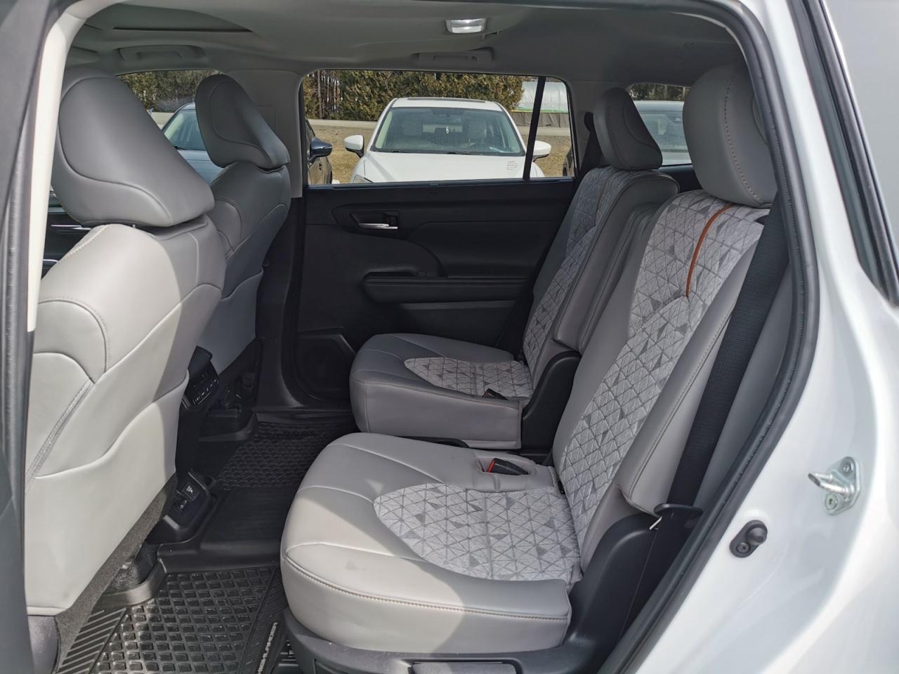 2023 Toyota Highlander HYBRID AWD - Photo #14