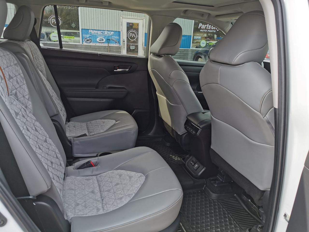 2023 Toyota Highlander HYBRID AWD - Photo #23