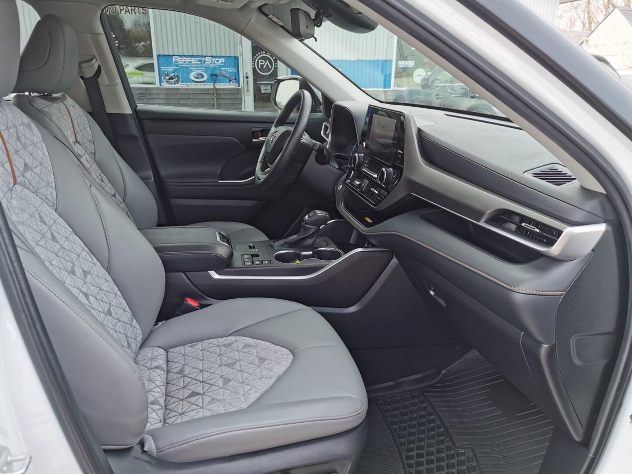 2023 Toyota Highlander HYBRID AWD - Photo #25