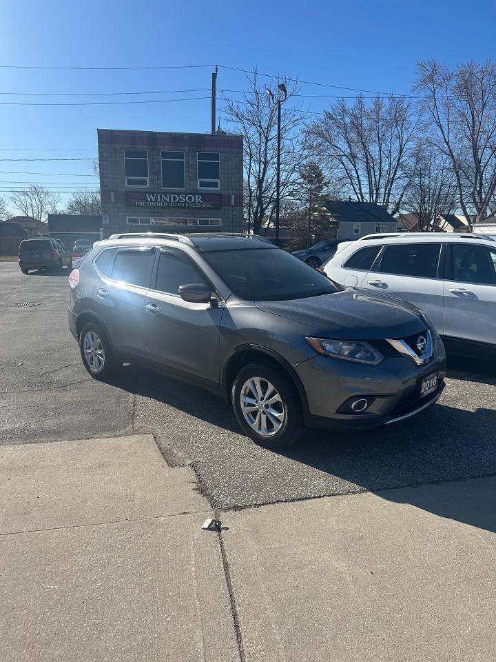 Used 2016 Nissan Rogue SV AWD for sale in Windsor, ON