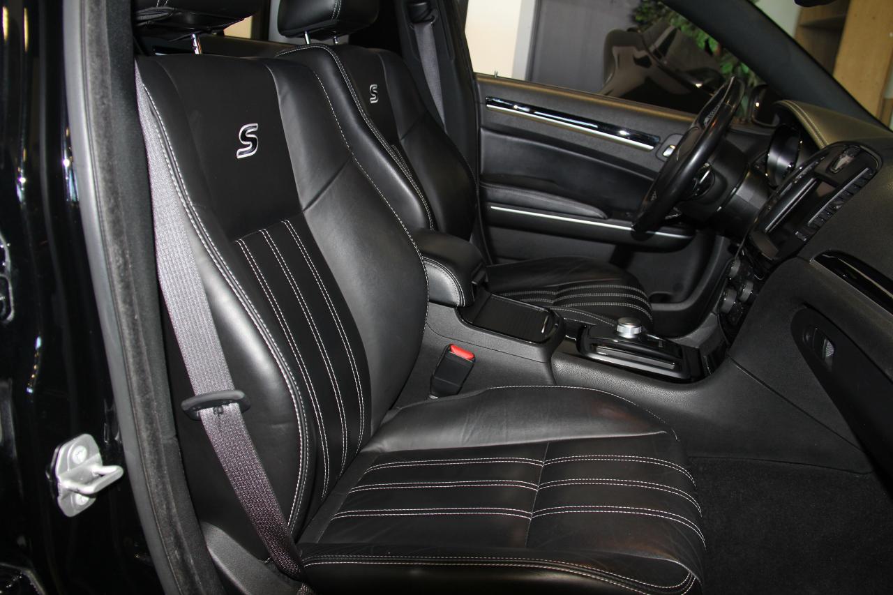 2022 Chrysler 300 300S AWD - Photo #8