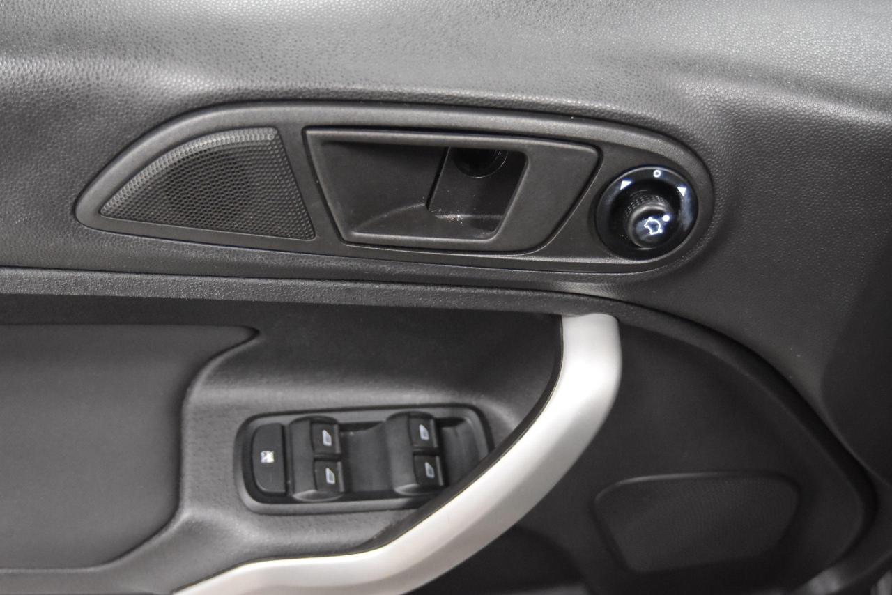 2013 Ford Fiesta SE - Photo #14