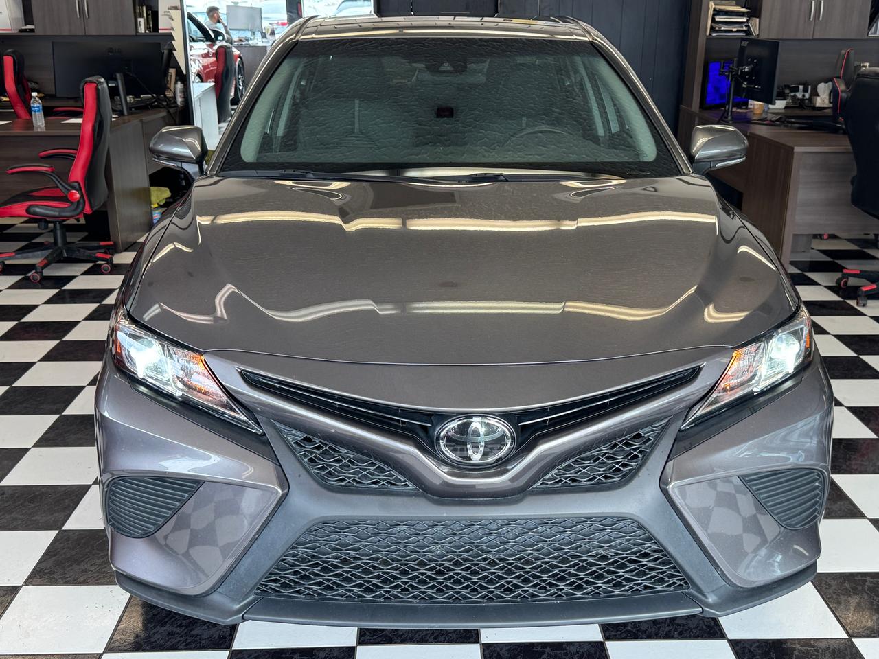 2018 Toyota Camry SE+New Tires+Brakes+Adaptive Cruise+CLEAN CARFAX Photo