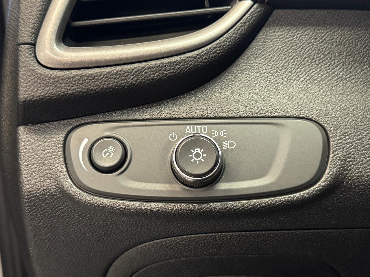 2018 Chevrolet Trax LT+Camera+A/C+Remote Start+ApplePlay Photo