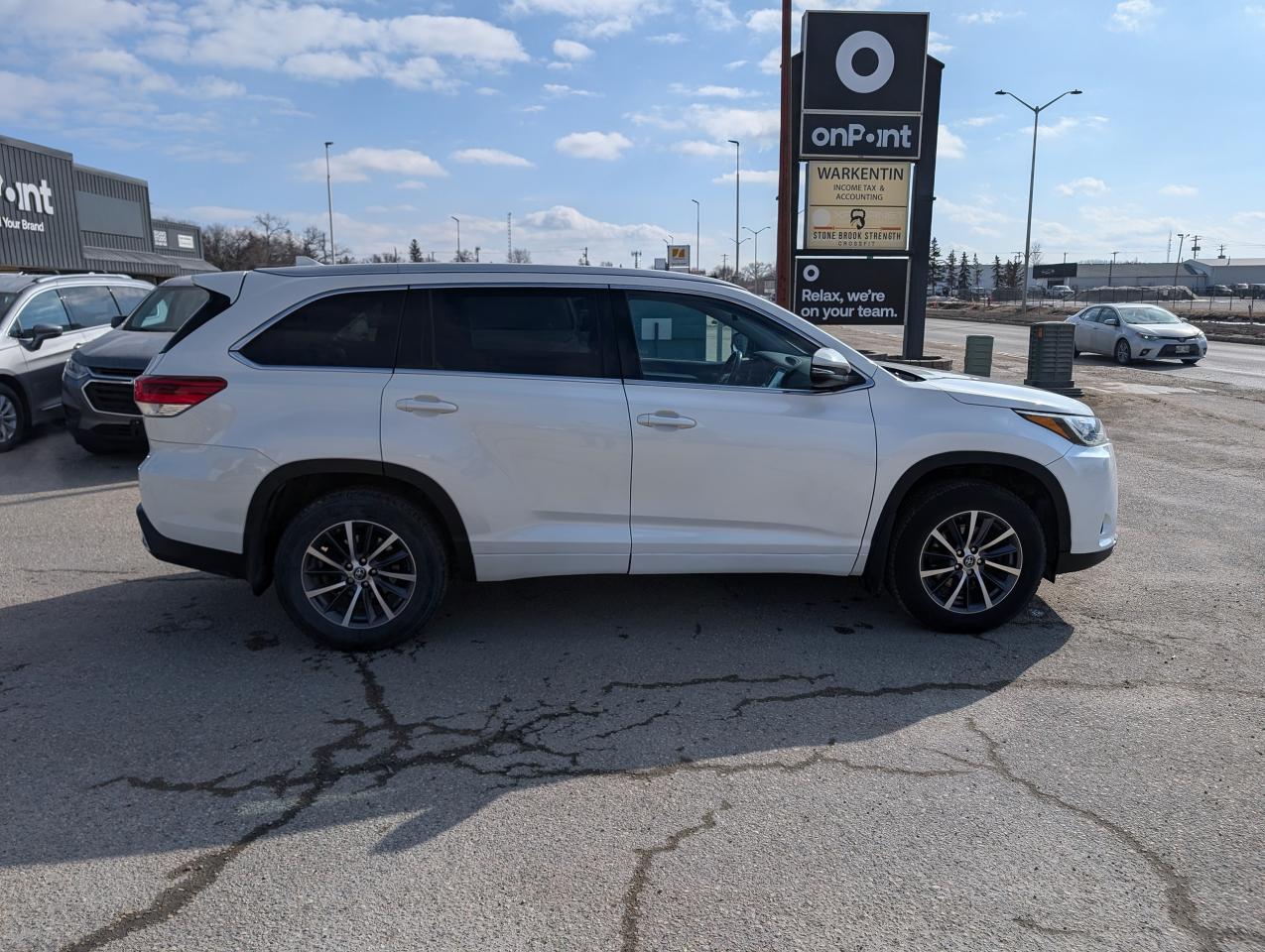 2018 Toyota Highlander XLE | Accident Free | Leather | Sunroof | - Photo #3