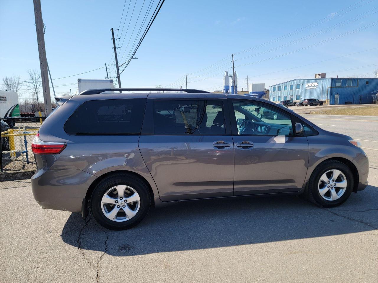2015 Toyota Sienna LE | 8 PASSENGER Photo3