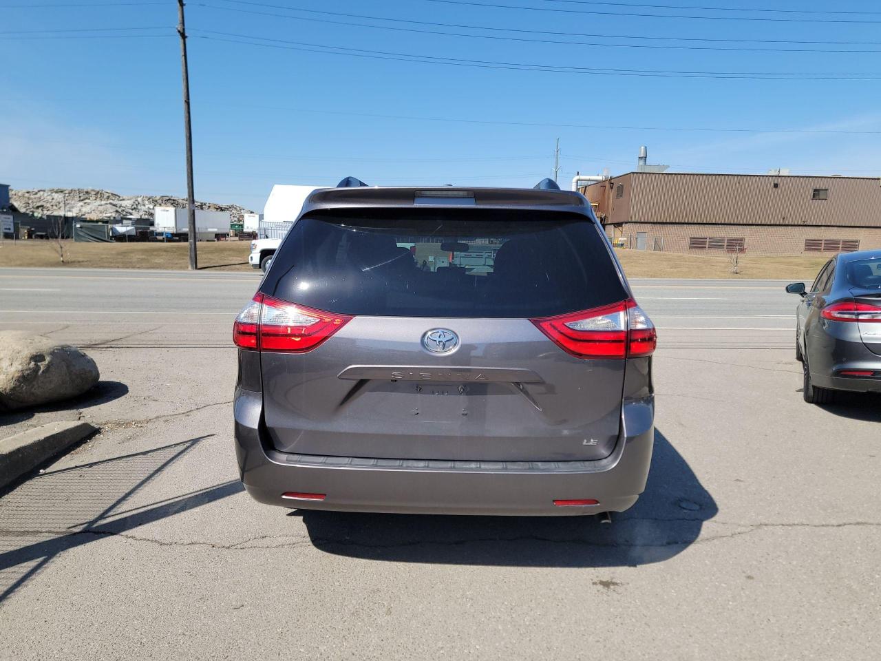 2015 Toyota Sienna LE | 8 PASSENGER Photo4
