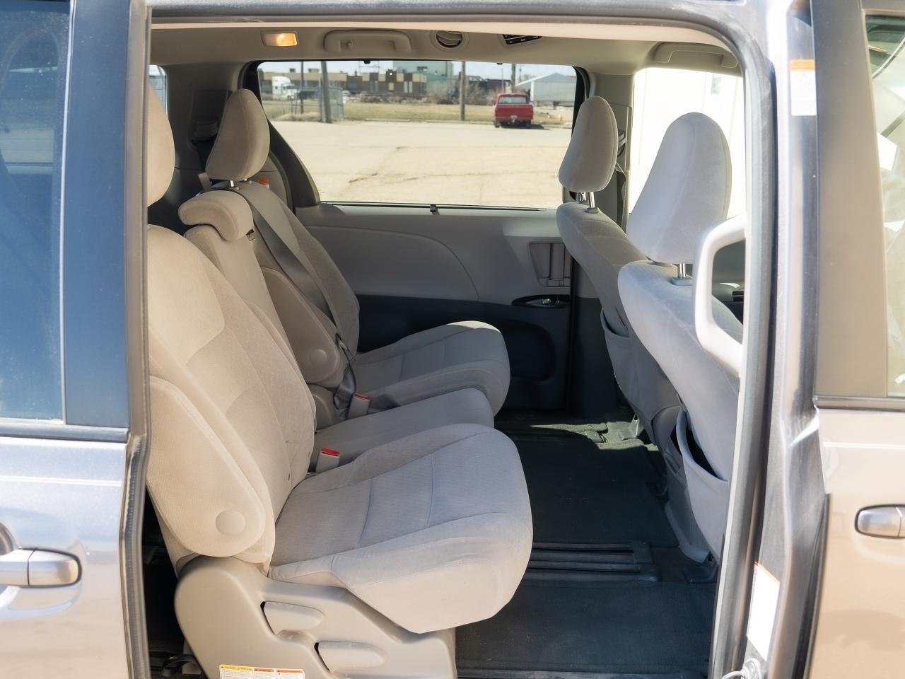 2015 Toyota Sienna LE - Photo #22