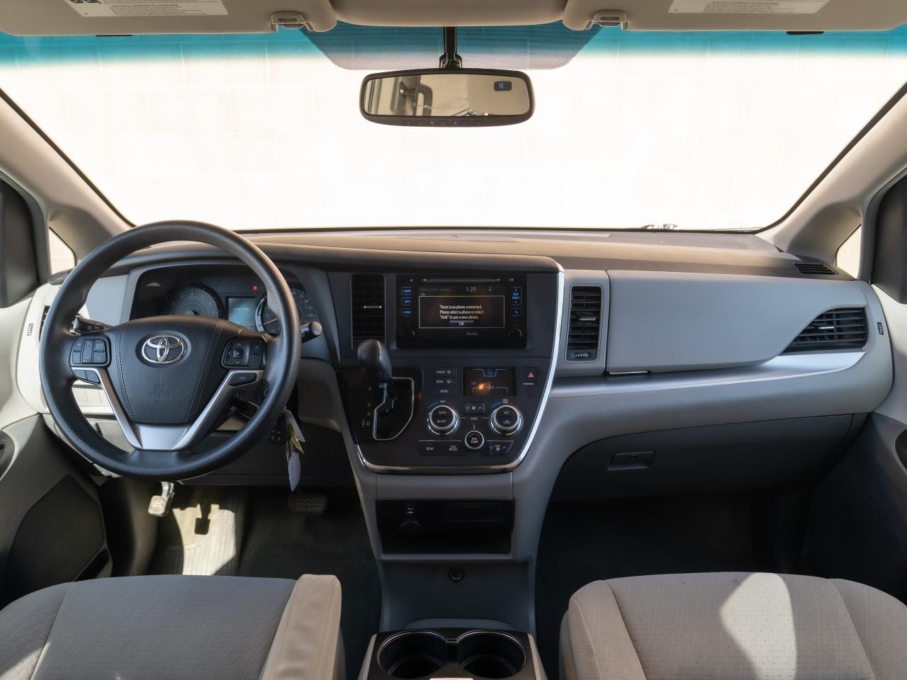 2015 Toyota Sienna LE - Photo #9