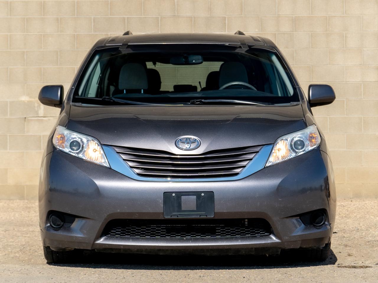 2015 Toyota Sienna LE - Photo #2