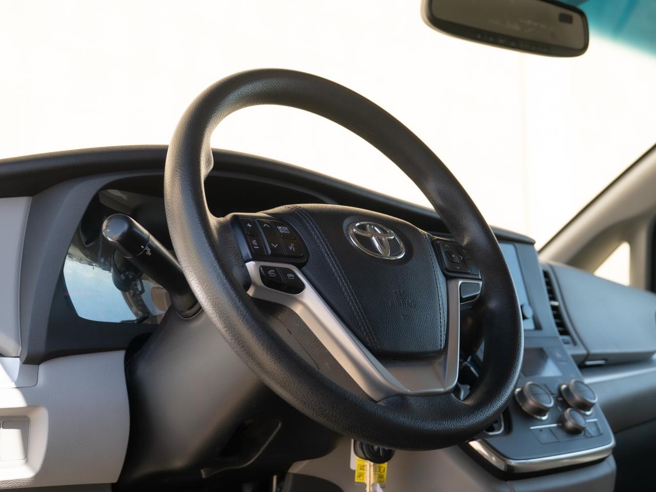2015 Toyota Sienna LE - Photo #12