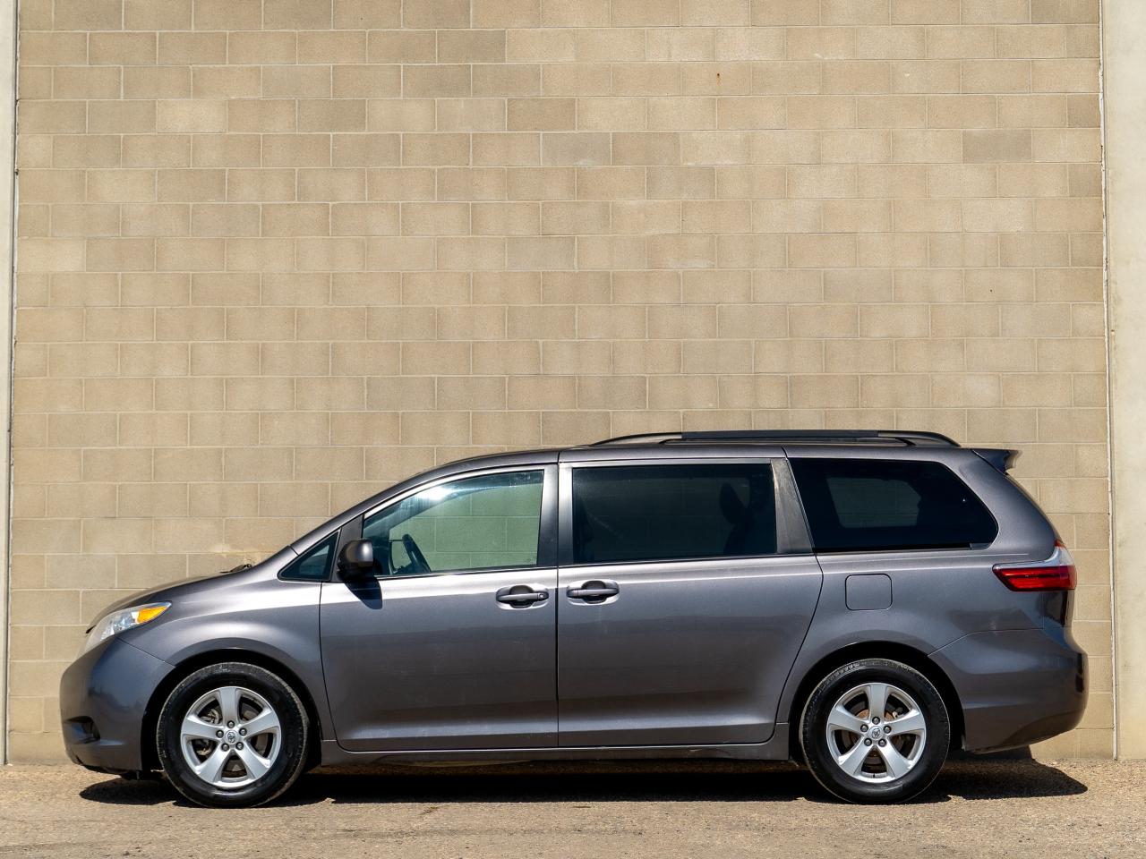 2015 Toyota Sienna LE - Photo #4