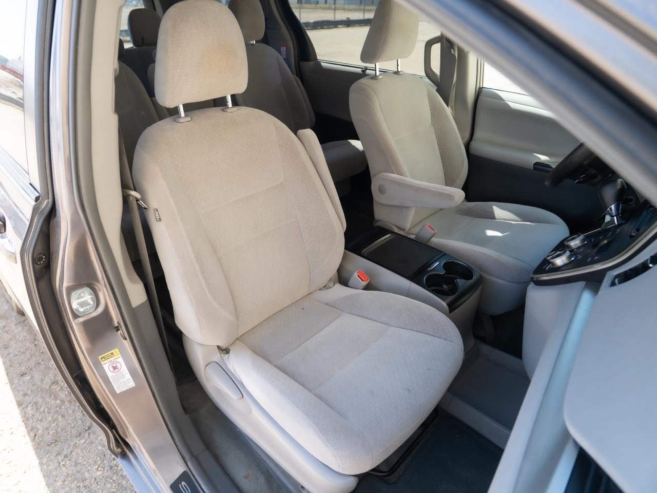 2015 Toyota Sienna LE - Photo #20