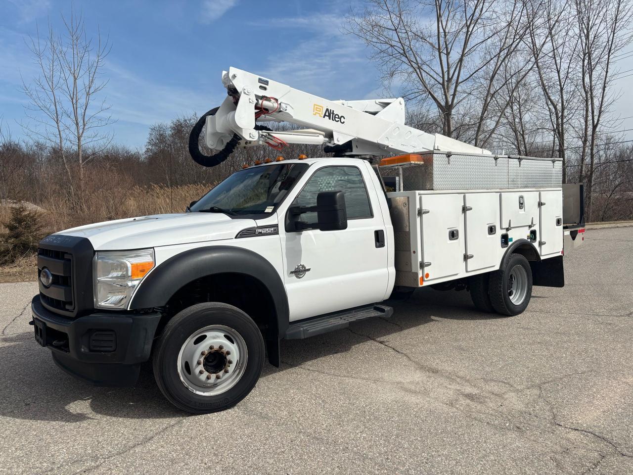 Used 2016 Ford F-550 bucket truck for sale in Brantford, ON