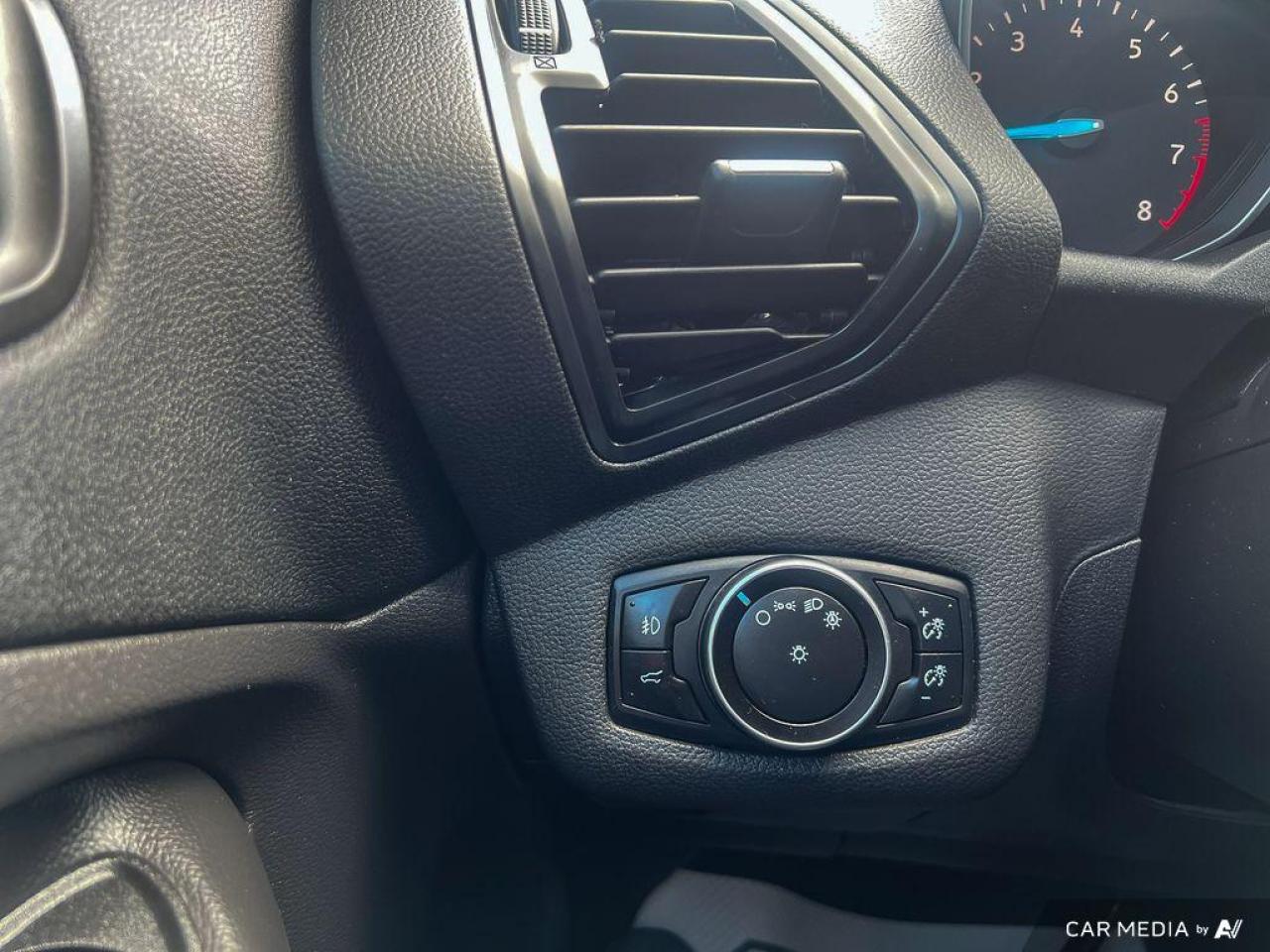 2017 Ford Escape SE / 4WD / LEATHER / BACKCAM / HTD SEATS - Photo #12