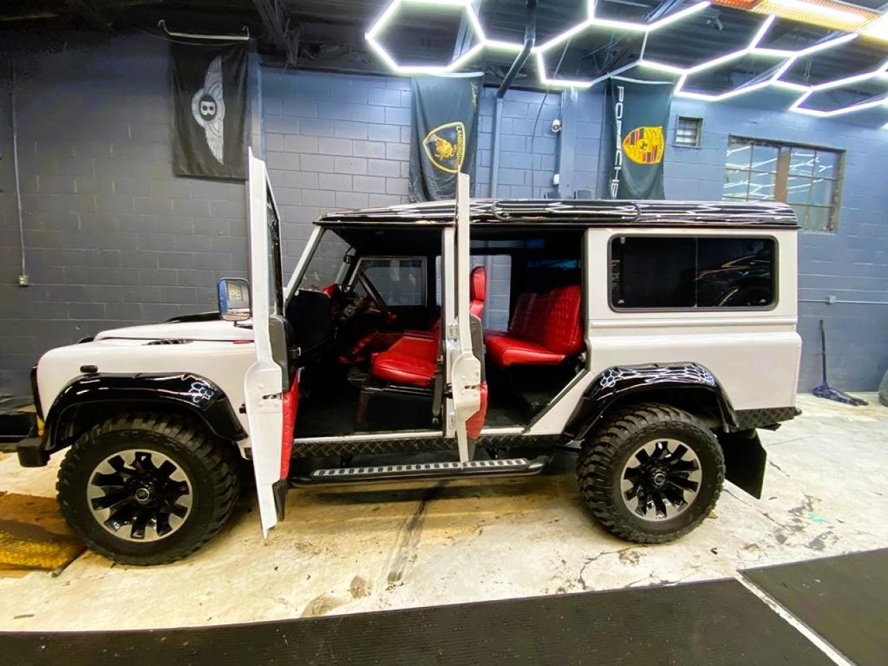 1999 Land Rover Defender DEFENDER 110 300T DI TURBO CHARGED - Photo #3