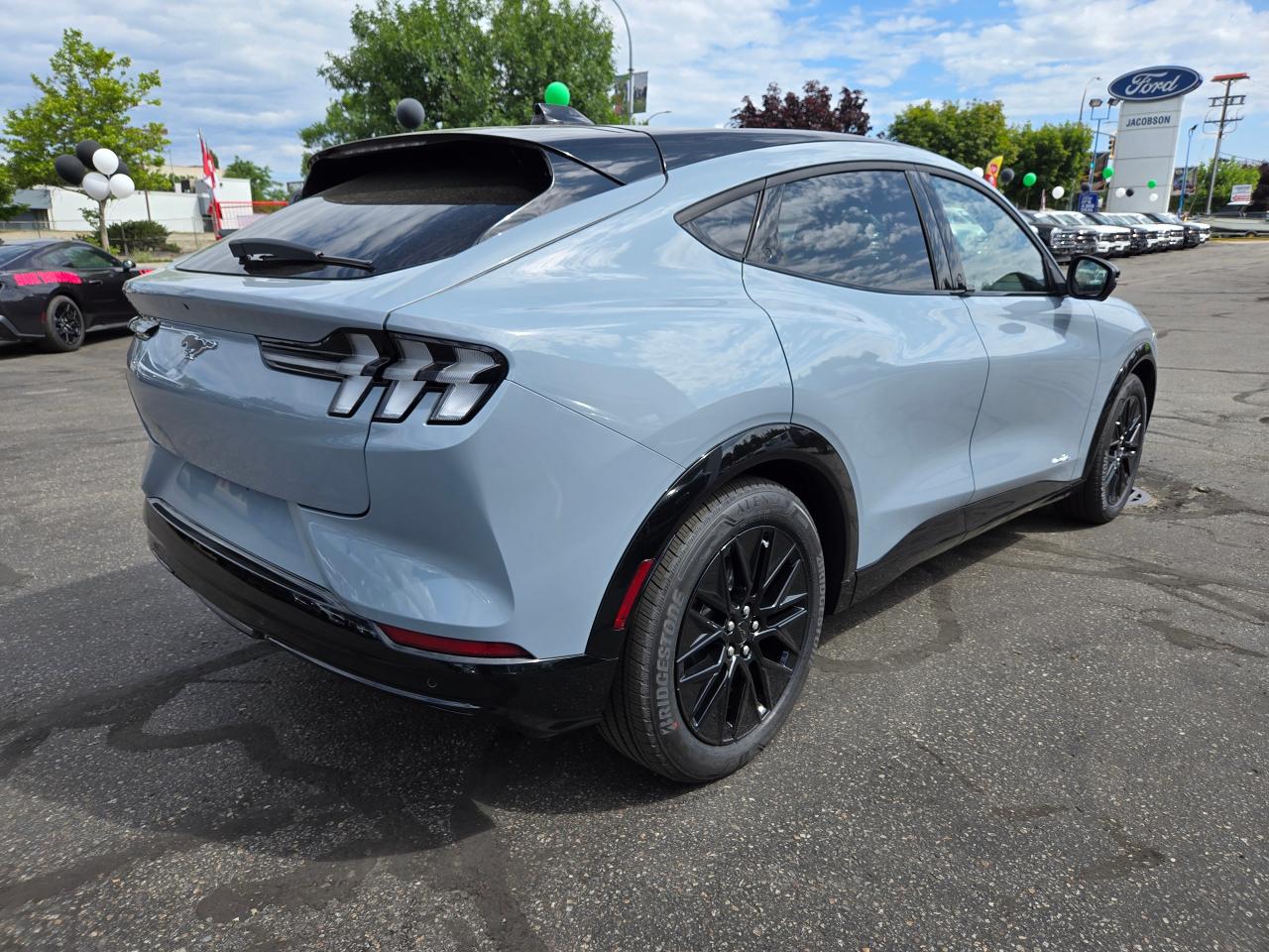 2025 Ford Mustang Mach-E Premium Photo4
