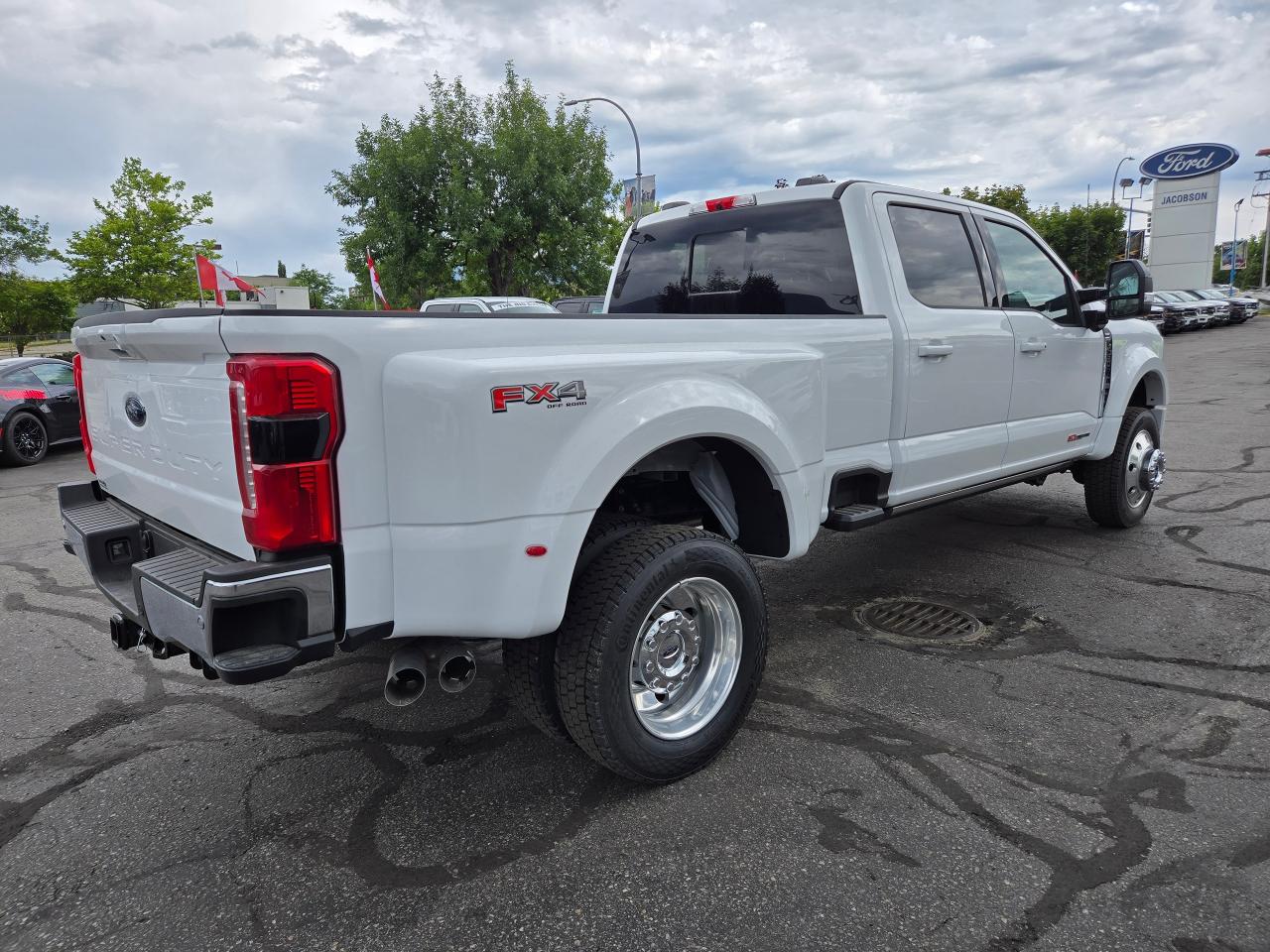 2025 Ford F-450 Super Duty DRW Lariat Photo4