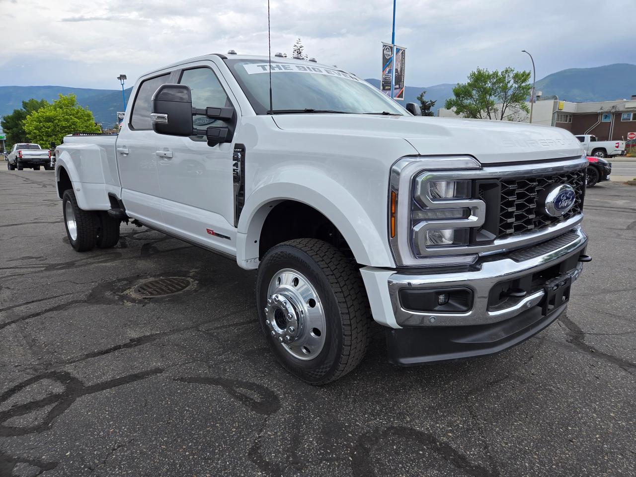 2025 Ford F-450 Super Duty DRW Lariat Photo2