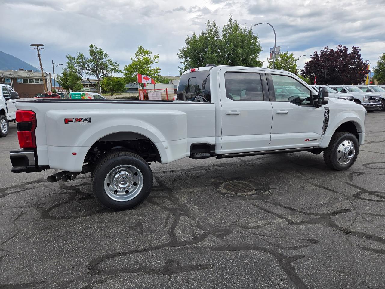 2025 Ford F-450 Super Duty DRW Lariat Photo3