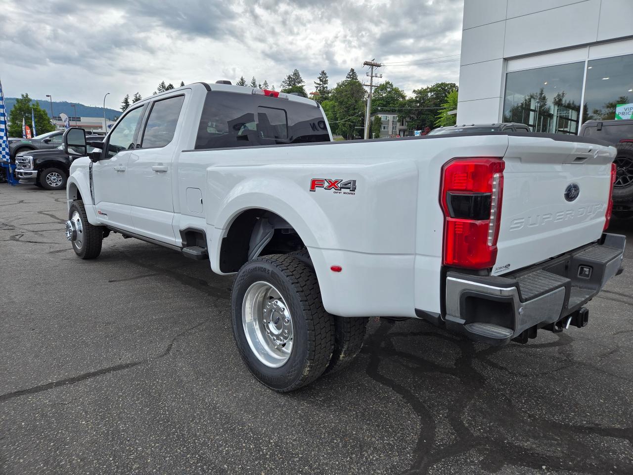 2025 Ford F-450 Super Duty DRW Lariat Photo5
