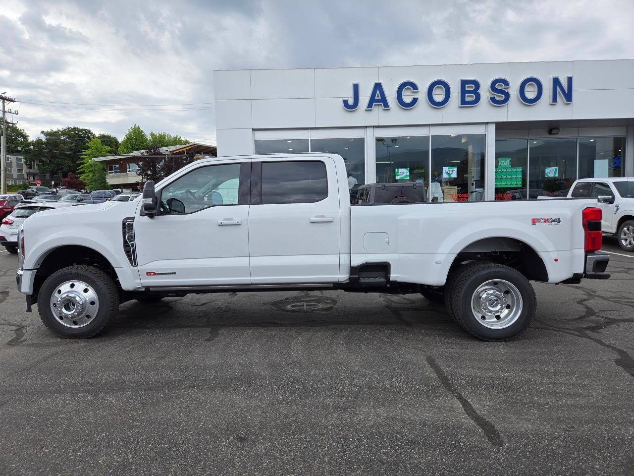 2025 Ford F-450 Super Duty DRW Lariat Photo5