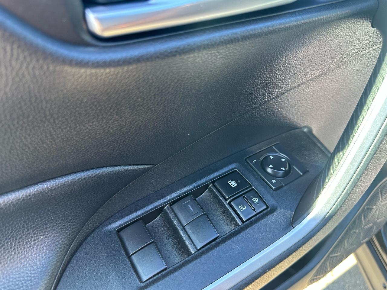 2021 Toyota RAV4 XLE HYBRID Photo