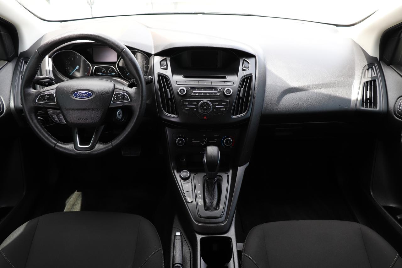 2017 Ford Focus SE 5-Door Hatch Photo5