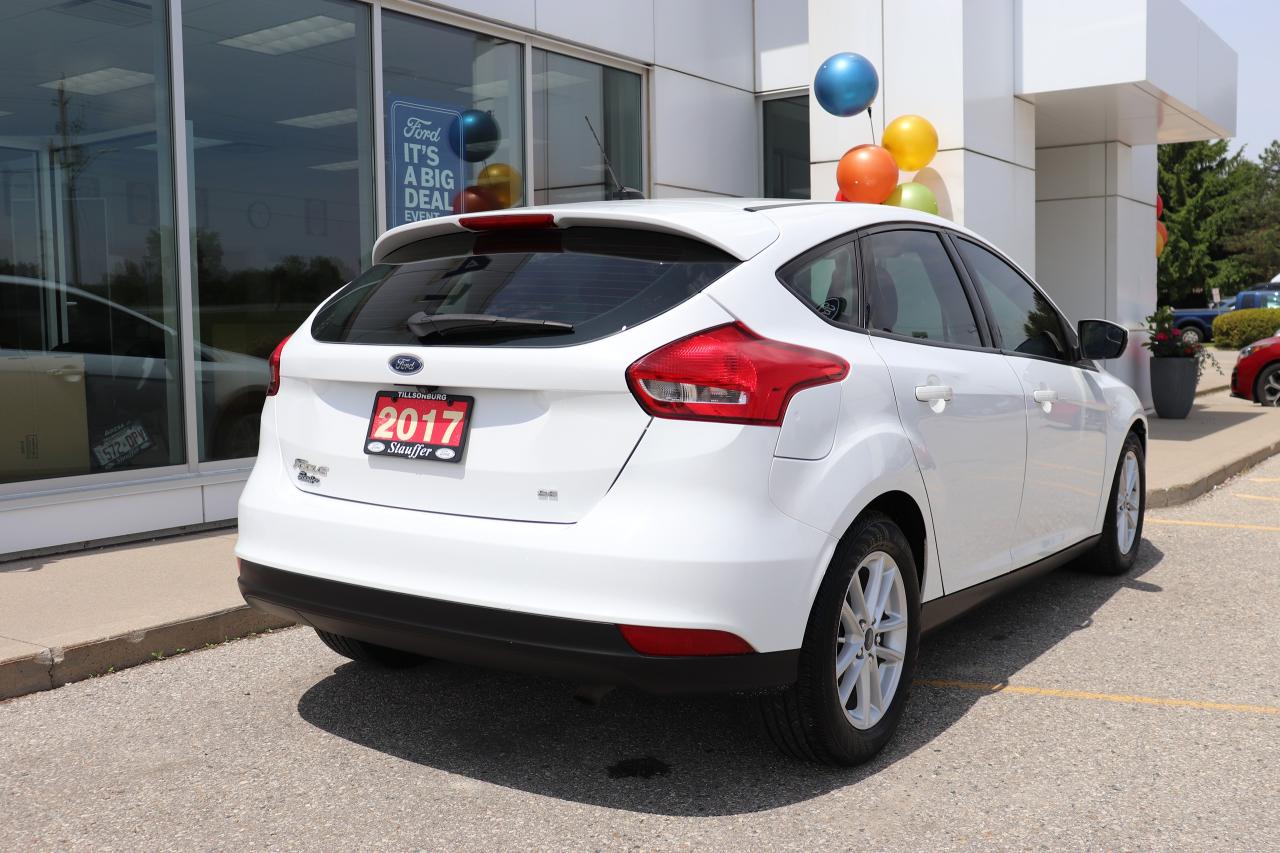 2017 Ford Focus SE 5-Door Hatch Photo1