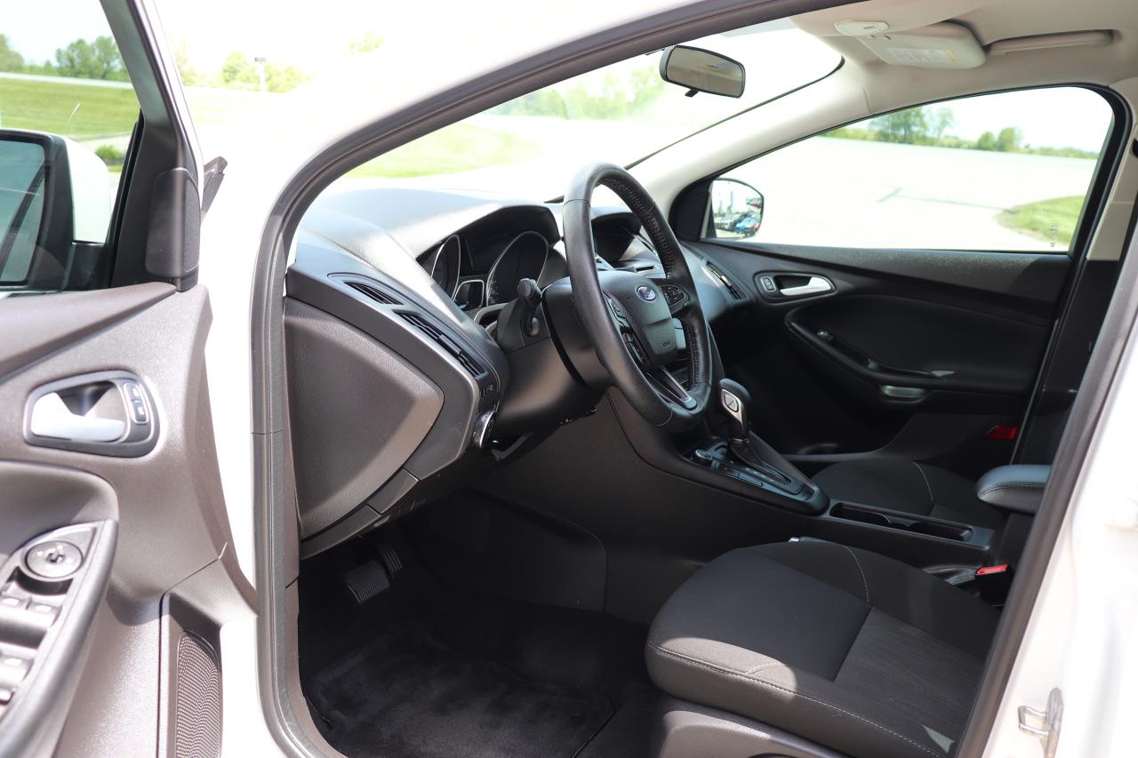 2017 Ford Focus SE 5-Door Hatch Photo5