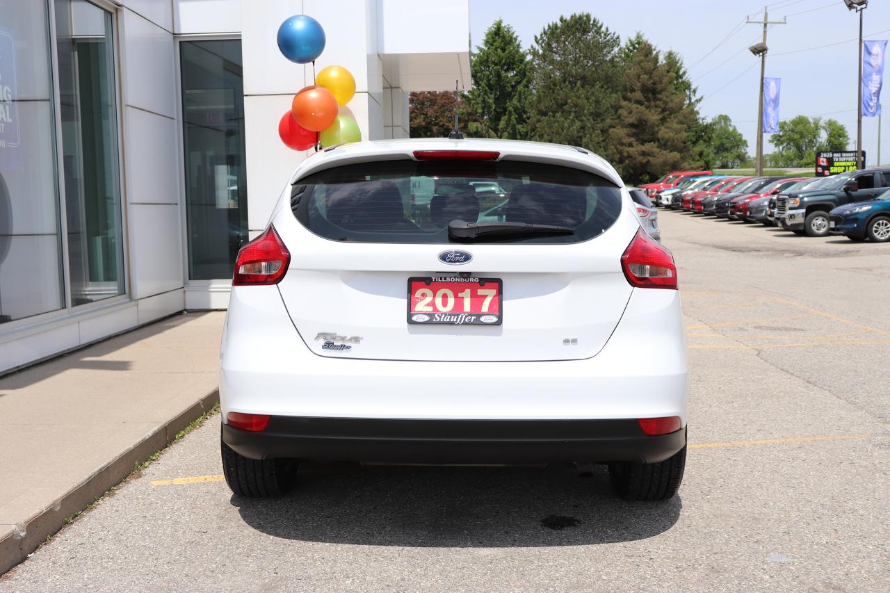 2017 Ford Focus SE 5-Door Hatch Photo2